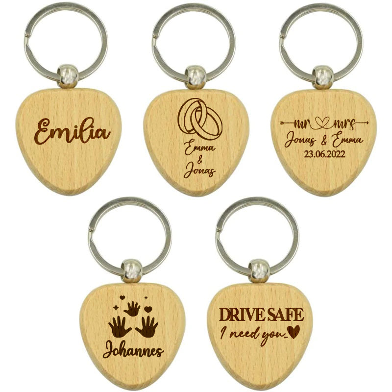 Personalisierter Schlüsselanhänger aus Holz in Herzform