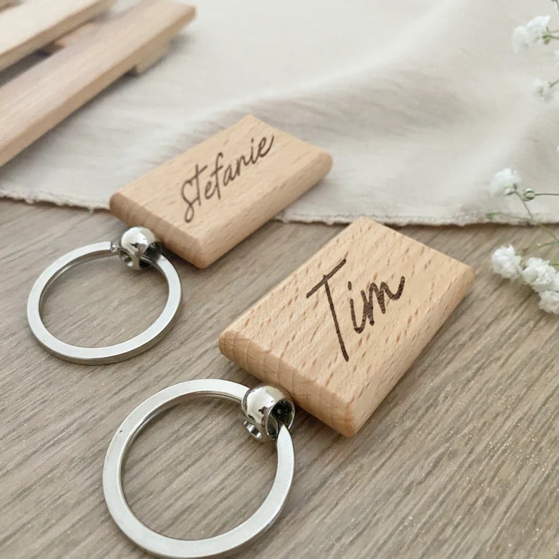 Personalisierter Schlüsselanhänger aus Holz in Rechteckform