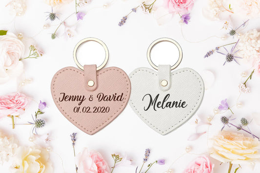 Schlüsselanhänger aus Leder in Herzform mit Gravur