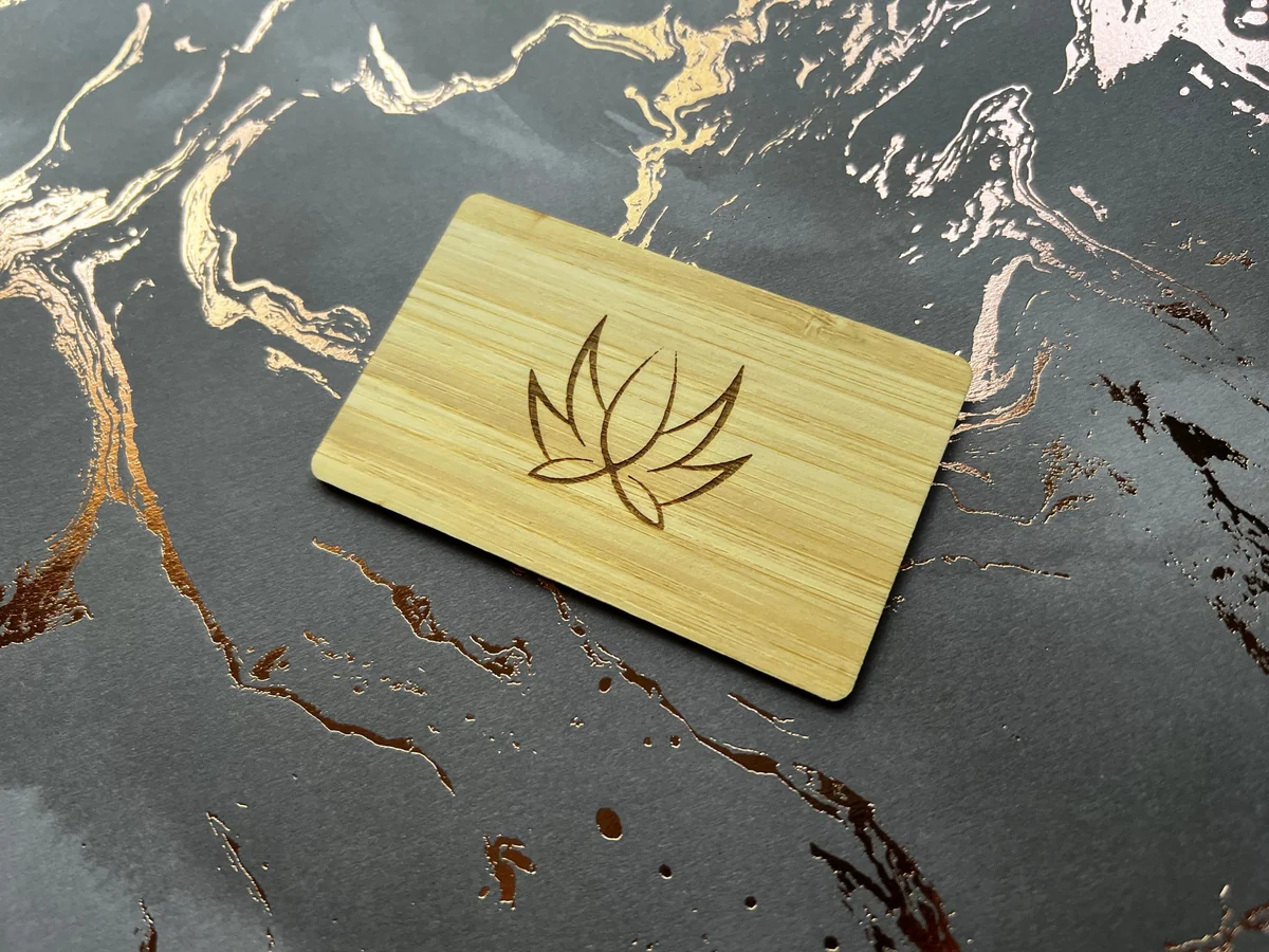 Digitale NFC Visitenkarte aus Holz mit Gravur