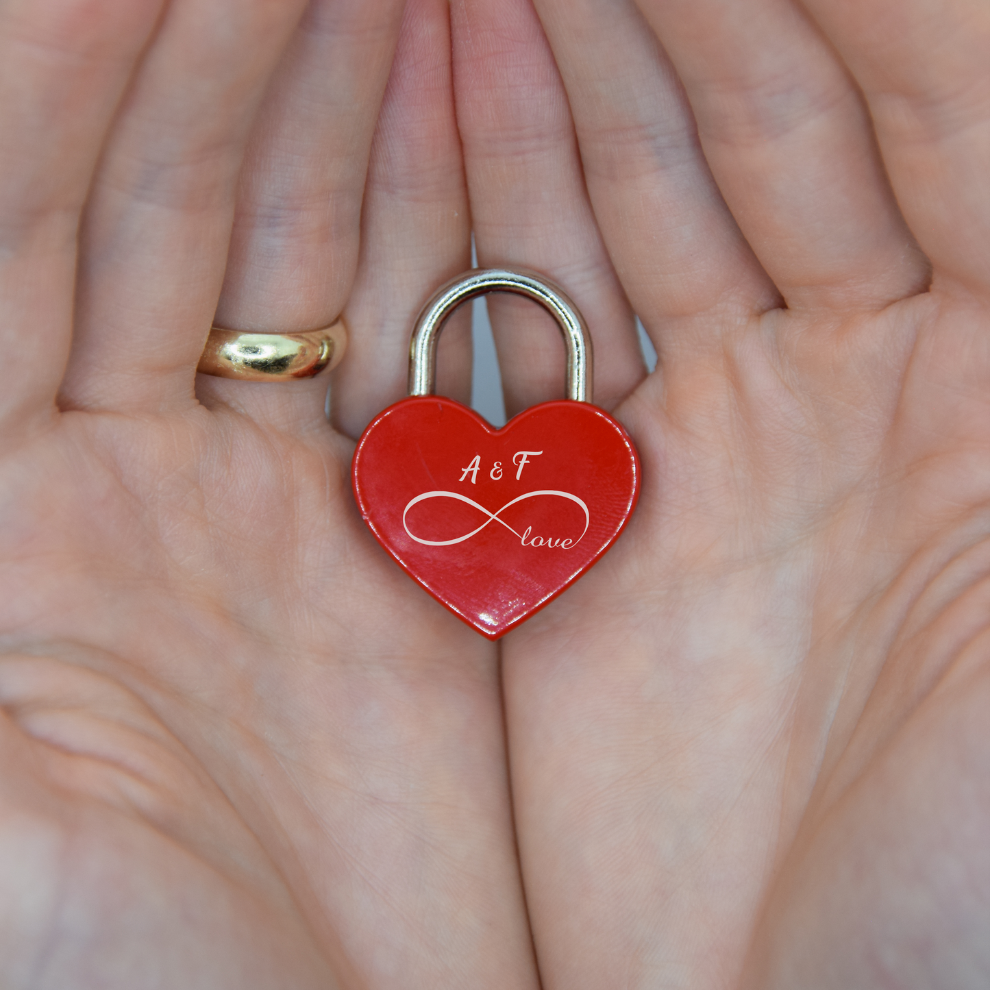 Kleines herzförmiges Liebesschloss mit Gravur