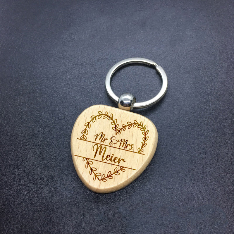 Personalisierter Schlüsselanhänger aus Holz in Herzform