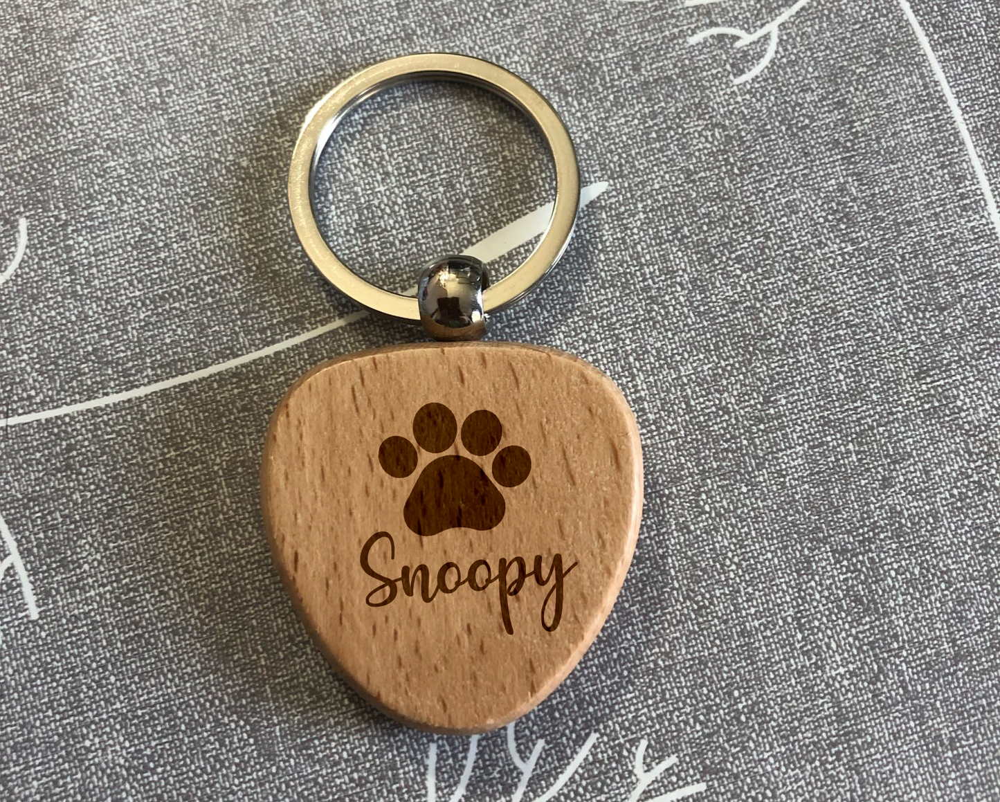 Personalisierter Schlüsselanhänger aus Holz in Herzform