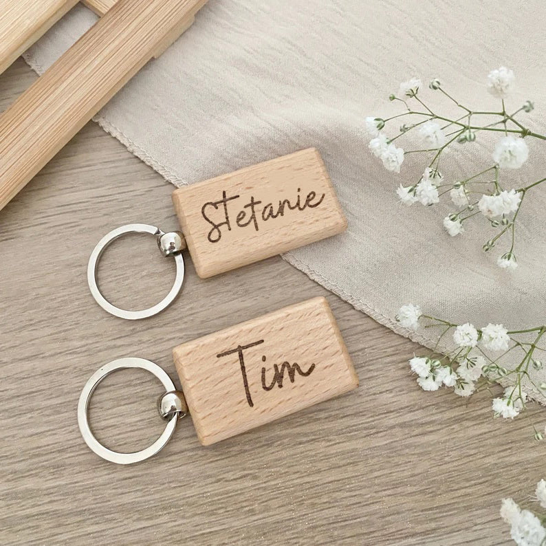 Personalisierter Schlüsselanhänger aus Holz in Rechteckform