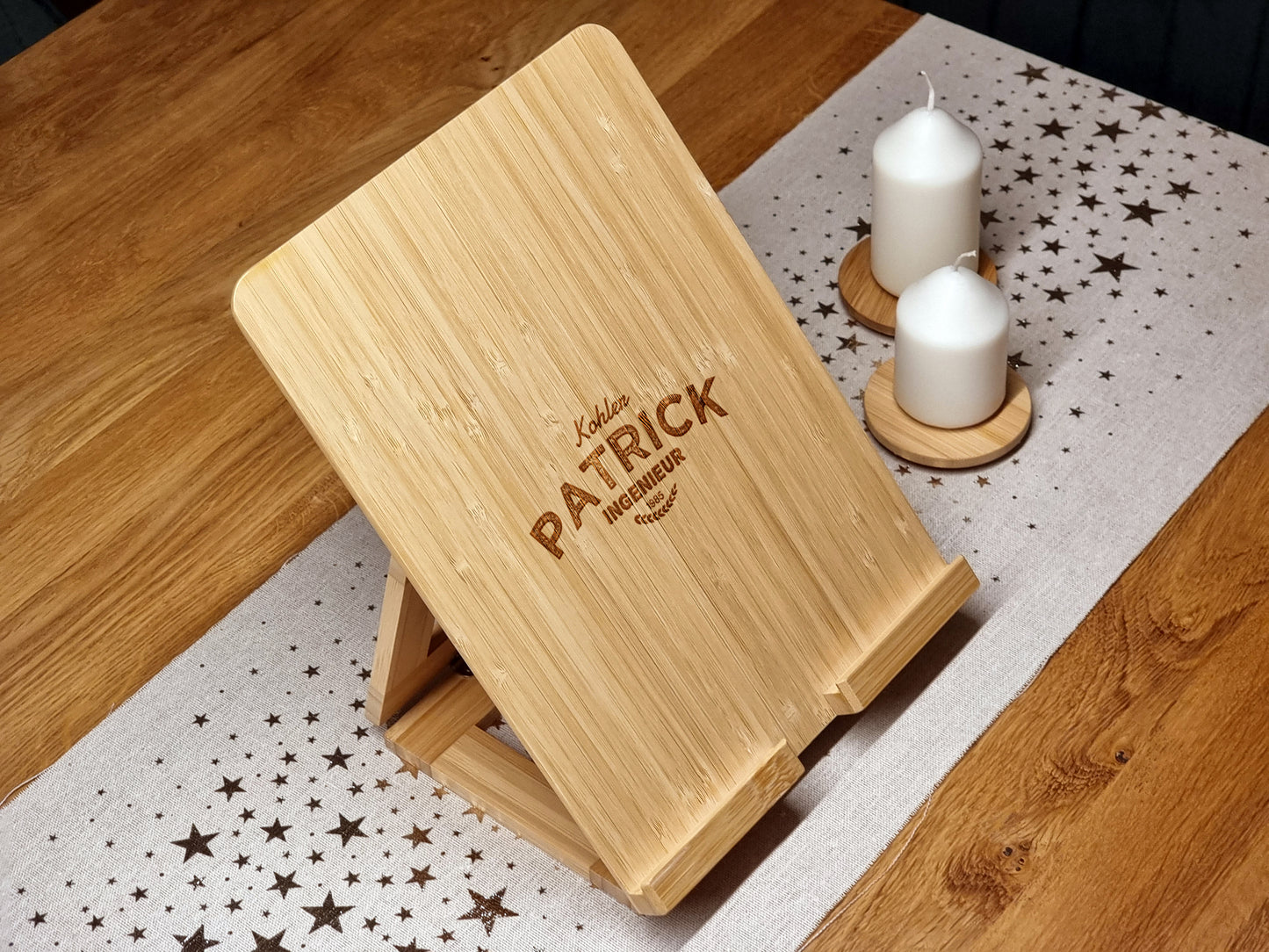 Personalisierter Tablet Halter / Ständer aus Holz