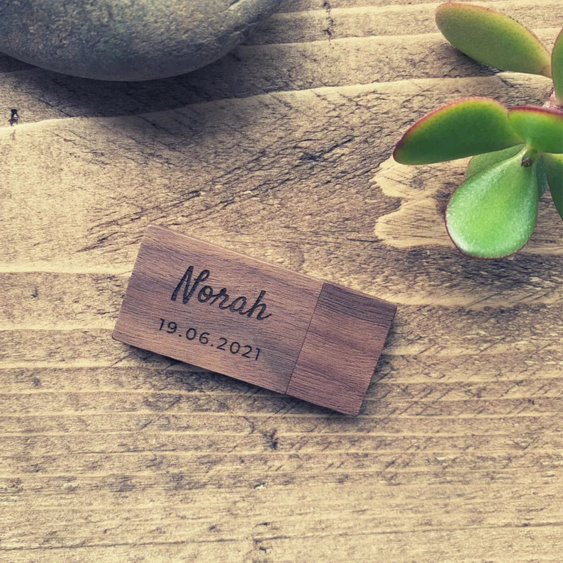 Personalisierter USB-Stick aus Walnussholz für Hochzeitsfotos oder Geburtstagsfotos